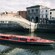 Un bote cerrado viaja por el río en Dublín